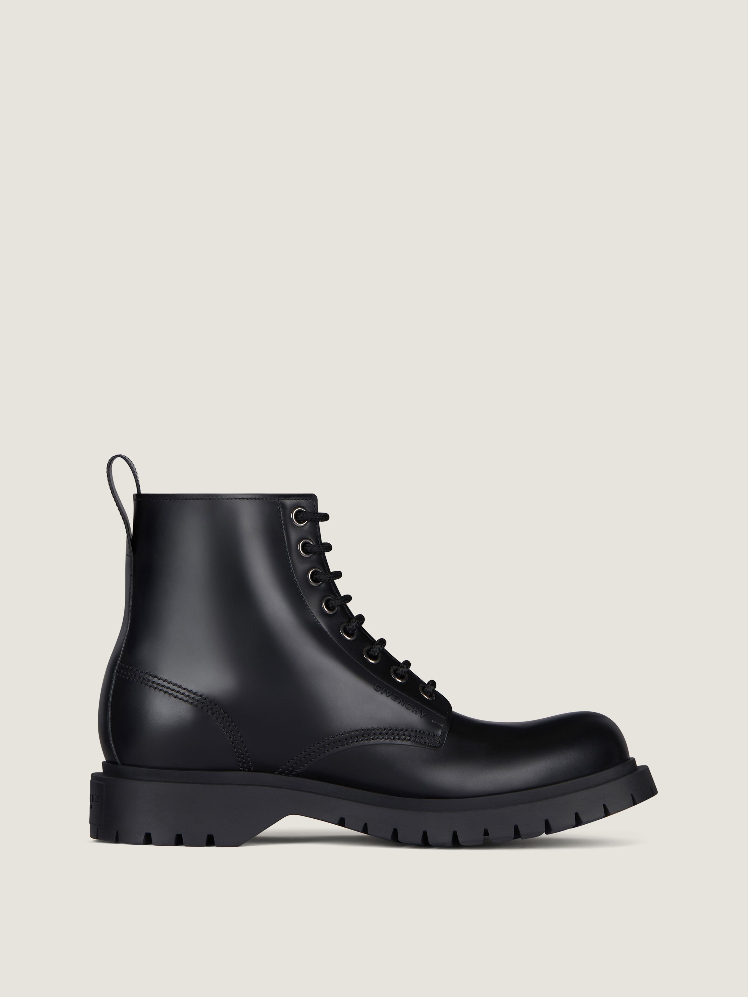 Lace up boots in leather